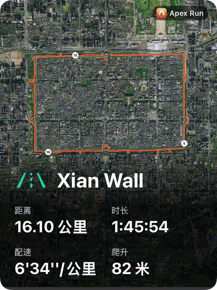 满幅卫星地图打卡卡片:卫星图撑满四边,底部暗色半透明渐变浮出跑步名称、距离、用时、配速与累计爬升